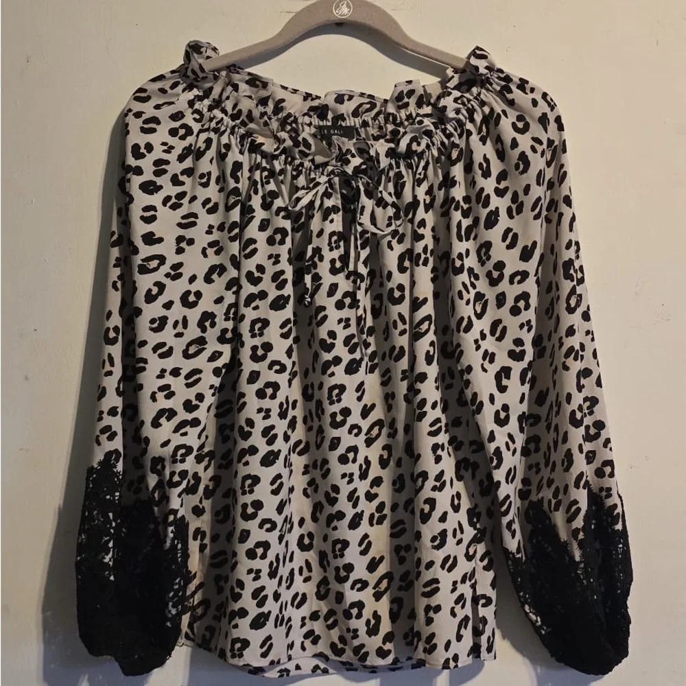 Elegant Black and White Leopard Blouse with Lace Trim - Picture 2 of 15